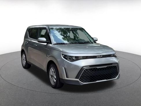 Used 2025 Kia Soul LX w/ LX Technology Package FWD image 3
