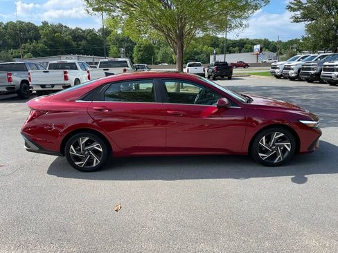 Used 2025 Hyundai Elantra SEL FWD image 8