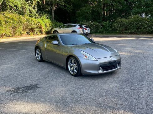 Used 2010 Nissan 370Z Touring w/ Sport Pkg RWD image 3