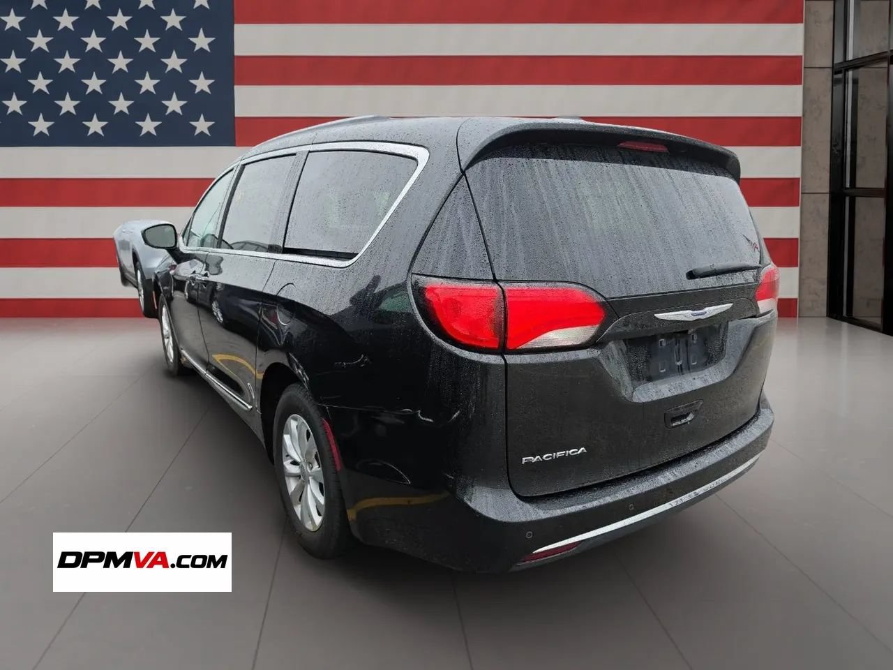 Used 2018 Chrysler Pacifica Touring-L FWD image 4