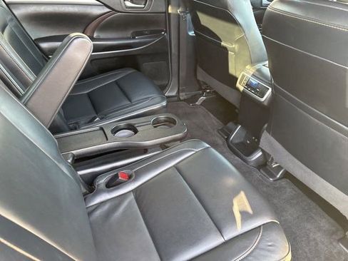 Used 2018 Toyota Highlander XLE image 38