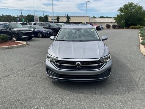 Used 2024 Volkswagen Jetta SE FWD image 2
