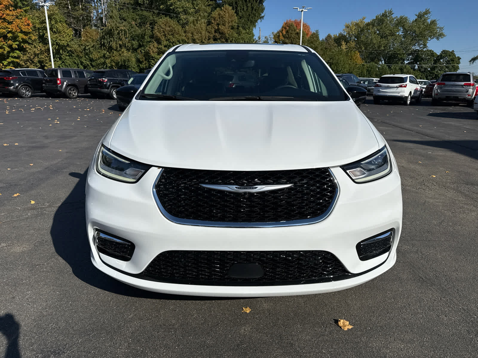 Used 2024 Chrysler Pacifica Limited w/ Uconnect Theater Family Group FWD image 8