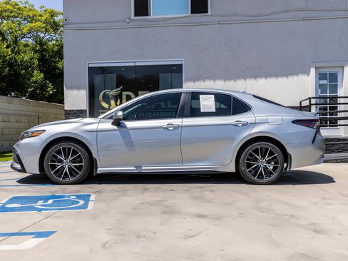 Used 2024 Toyota Camry SE FWD image 11