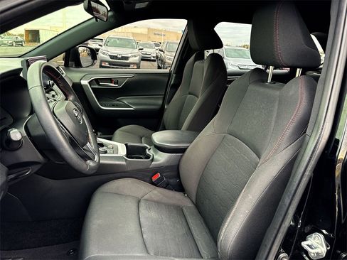 Used 2022 Toyota RAV4 SE image 11