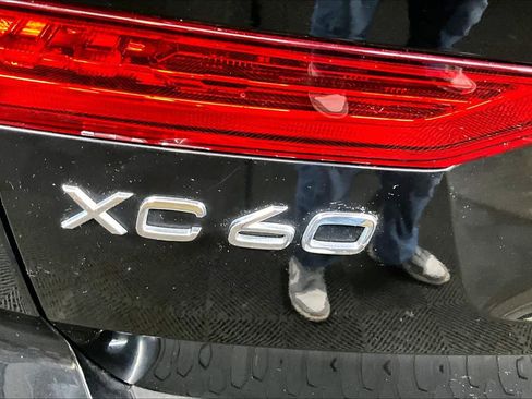 Used 2019 Volvo XC60 T5 Momentum w/ Premium Package AWD/4WD image 10