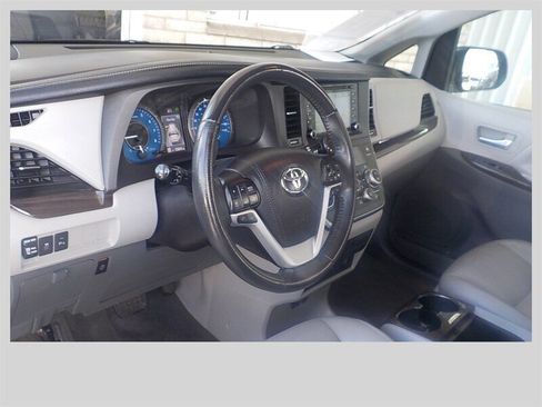Used 2018 Toyota Sienna XLE Premium AWD/4WD image 8