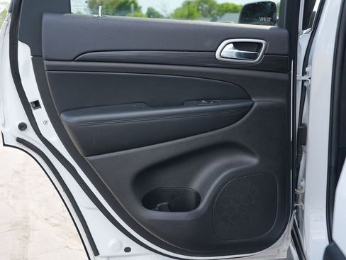 Used 2019 Jeep Grand Cherokee Laredo AWD/4WD image 19
