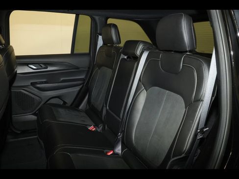 Used 2025 Jeep Grand Cherokee Altitude AWD/4WD image 26