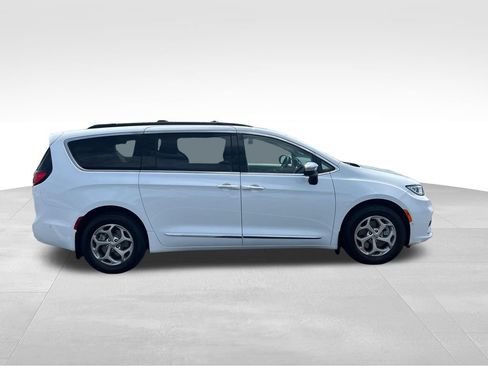 Used 2023 Chrysler Pacifica Limited w/ Uconnect Theater Family Group AWD/4WD image 8