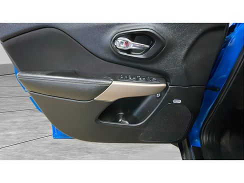 Used 2018 Jeep Cherokee Sport image 9