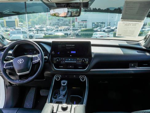 Certified 2025 Toyota Grand Highlander AWD image 35