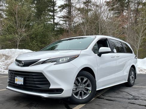 New 2026 Toyota Sienna LE image 1