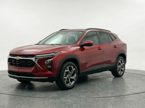 Used 2025 Chevrolet Trax LT image 3