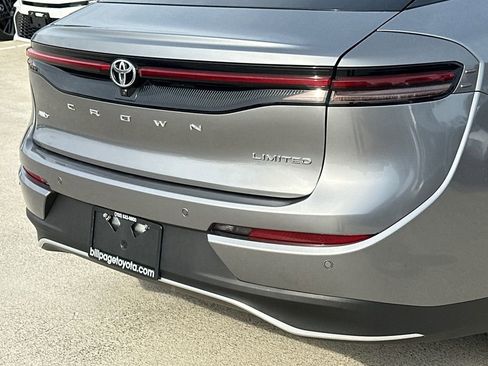 Used 2023 Toyota Crown Limited image 5