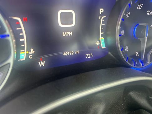 Used 2023 Chrysler Pacifica Touring-L image 3