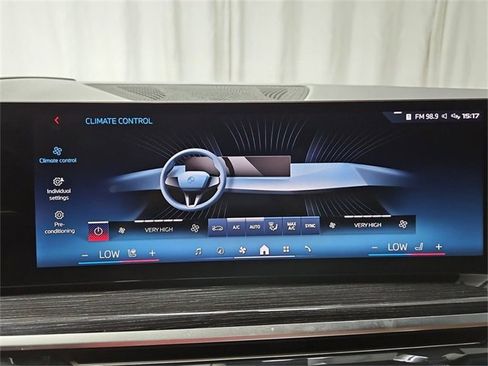 Used 2025 BMW X7 M60i image 43