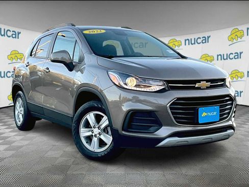 Used 2022 Chevrolet Trax LT w/ LT Convenience Package image 1