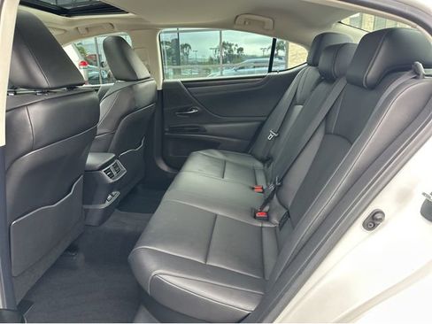 Certified 2025 Lexus ES 300h w/ Premium Package image 39