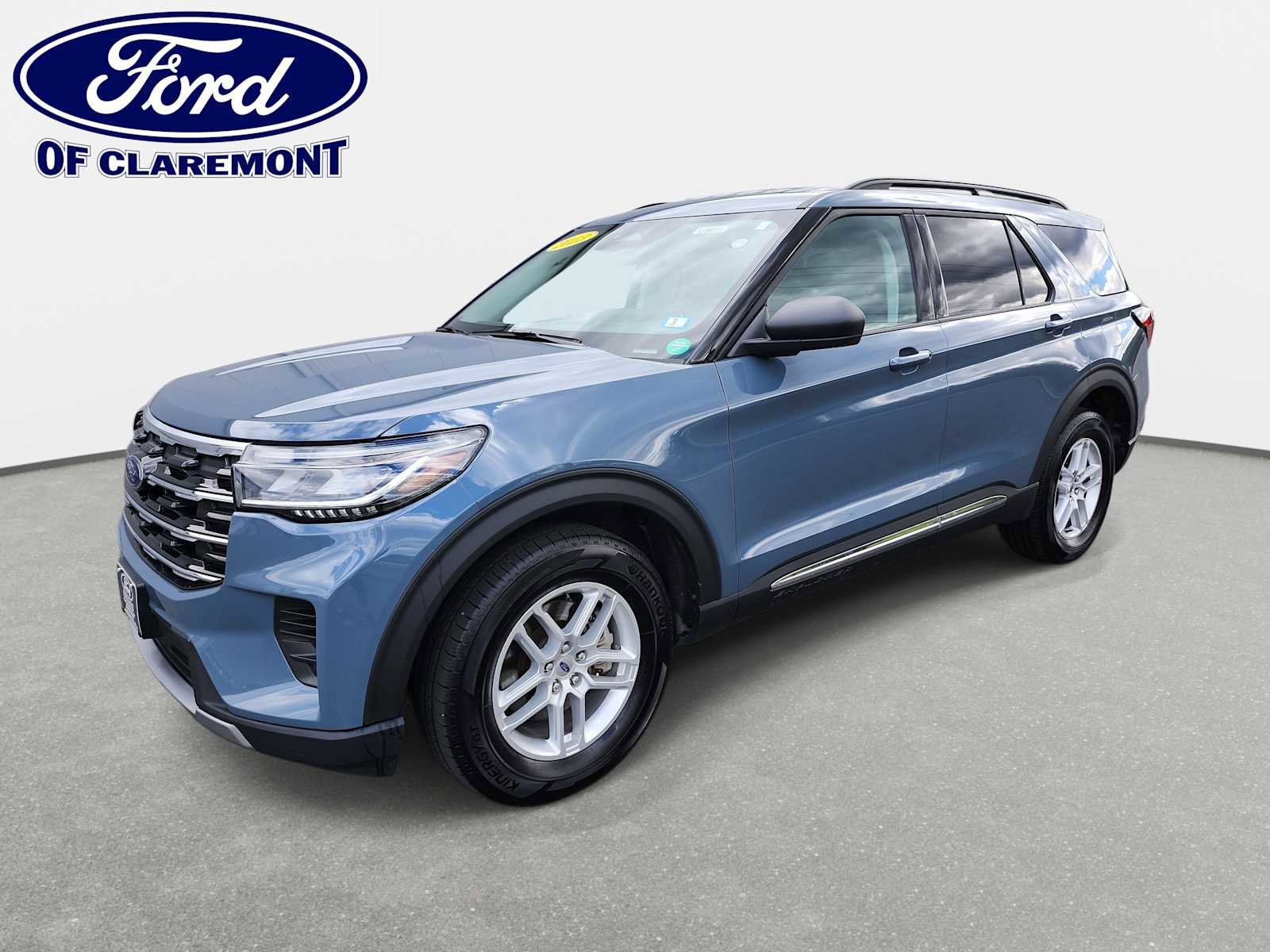 Used 2025 Ford Explorer Active AWD/4WD image 1