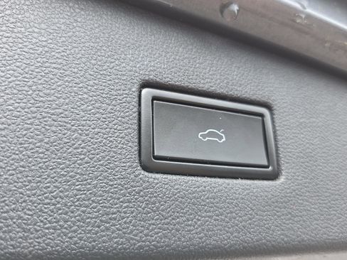 Used 2020 Volkswagen Tiguan SE image 18