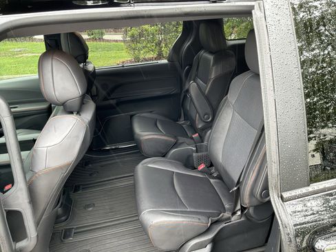 Used 2023 Toyota Sienna XSE FWD image 31