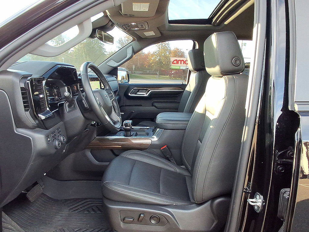 Used 2024 Chevrolet Silverado 1500 LT Trail Boss w/ LT Trail Boss Premium Package AWD/4WD image 17