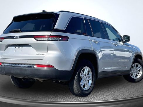 Used 2024 Jeep Grand Cherokee Laredo RWD image 13