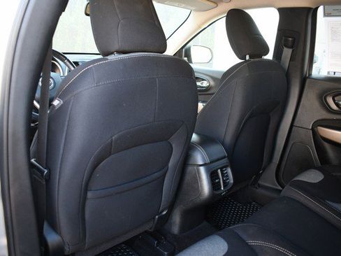 Used 2017 Jeep Cherokee Altitude AWD/4WD image 21