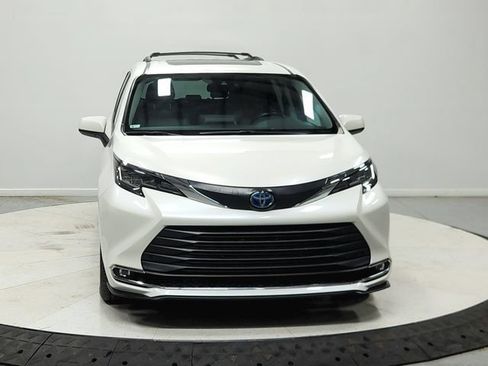 Used 2021 Toyota Sienna XLE FWD image 3