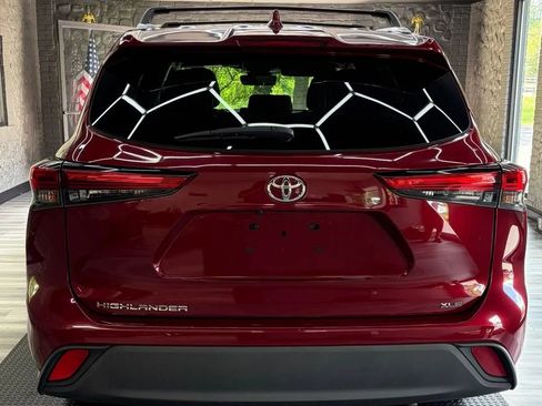 Used 2020 Toyota Highlander XLE FWD image 3