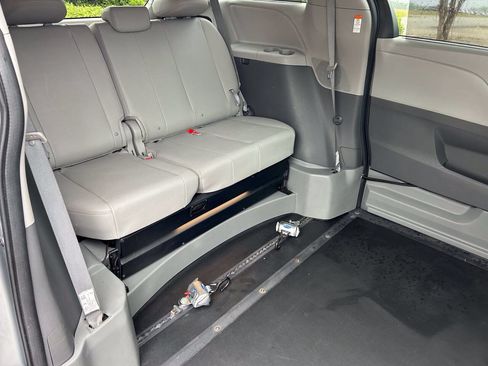 Used 2020 Toyota Sienna XLE Premium FWD image 7
