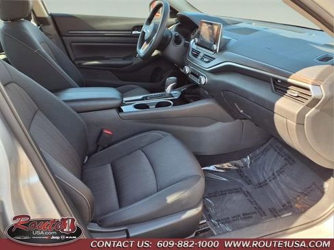 Used 2024 Nissan Altima 2.5 SV image 11