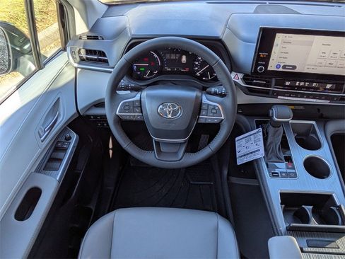 New 2026 Toyota Sienna XLE image 18
