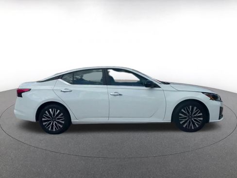 Used 2025 Nissan Altima 2.5 SV FWD image 12