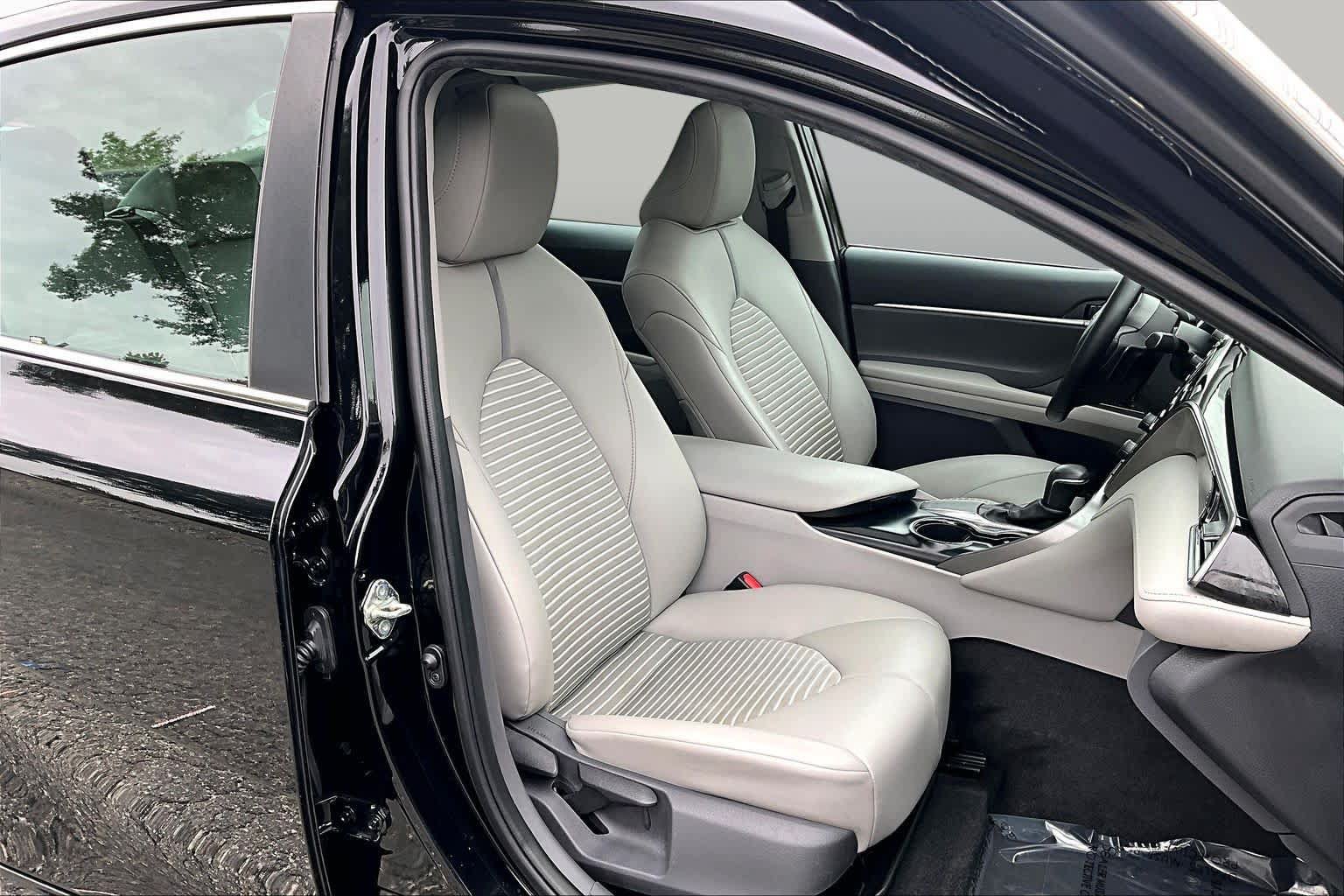 Used 2020 Toyota Camry SE w/ Convenience Package FWD image 9