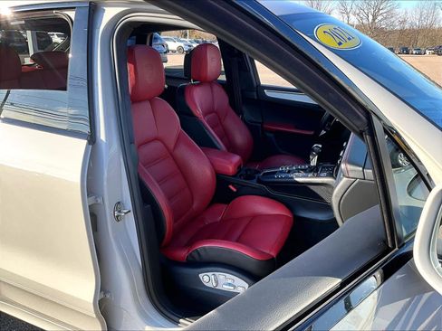 Used 2021 Porsche Macan Turbo image 11