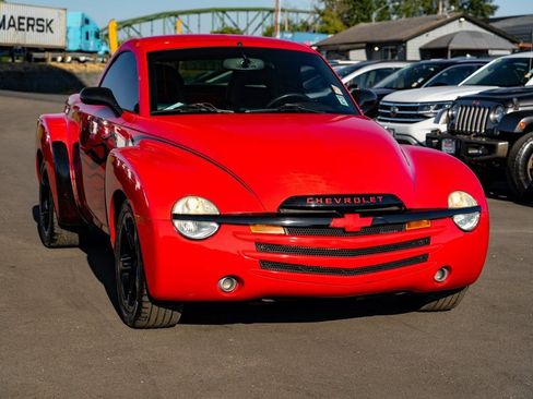 Used 2003 Chevrolet SSR w/ Preferred Equipment Group image 2