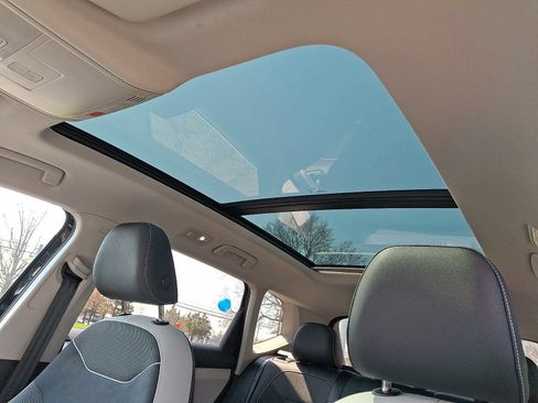 Used 2025 Volkswagen Taos SE w/ Panoramic Sunroof Package AWD/4WD image 12