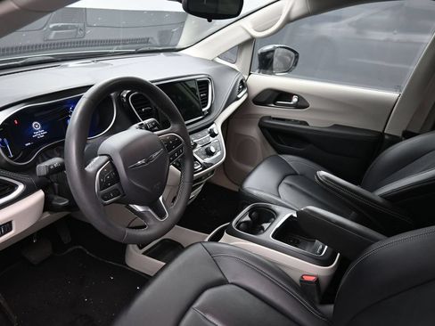 Used 2024 Chrysler Pacifica Limited FWD image 20