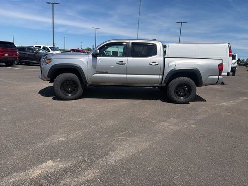 Used 2019 Toyota Tacoma TRD Sport w/ Technology Package AWD/4WD image 4