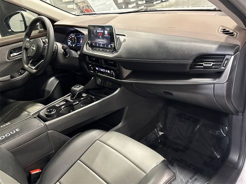 Used 2023 Nissan Rogue SV image 16