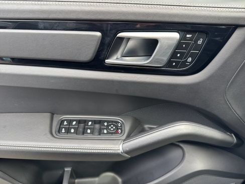 Certified 2023 Porsche Cayenne AWD/4WD image 11