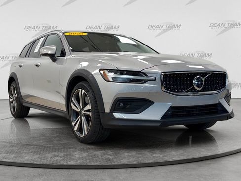 Used 2025 Volvo V60 B5 Cross Country Plus AWD/4WD image 3