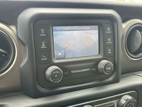 Used 2018 Jeep Wrangler Unlimited Sport image 19