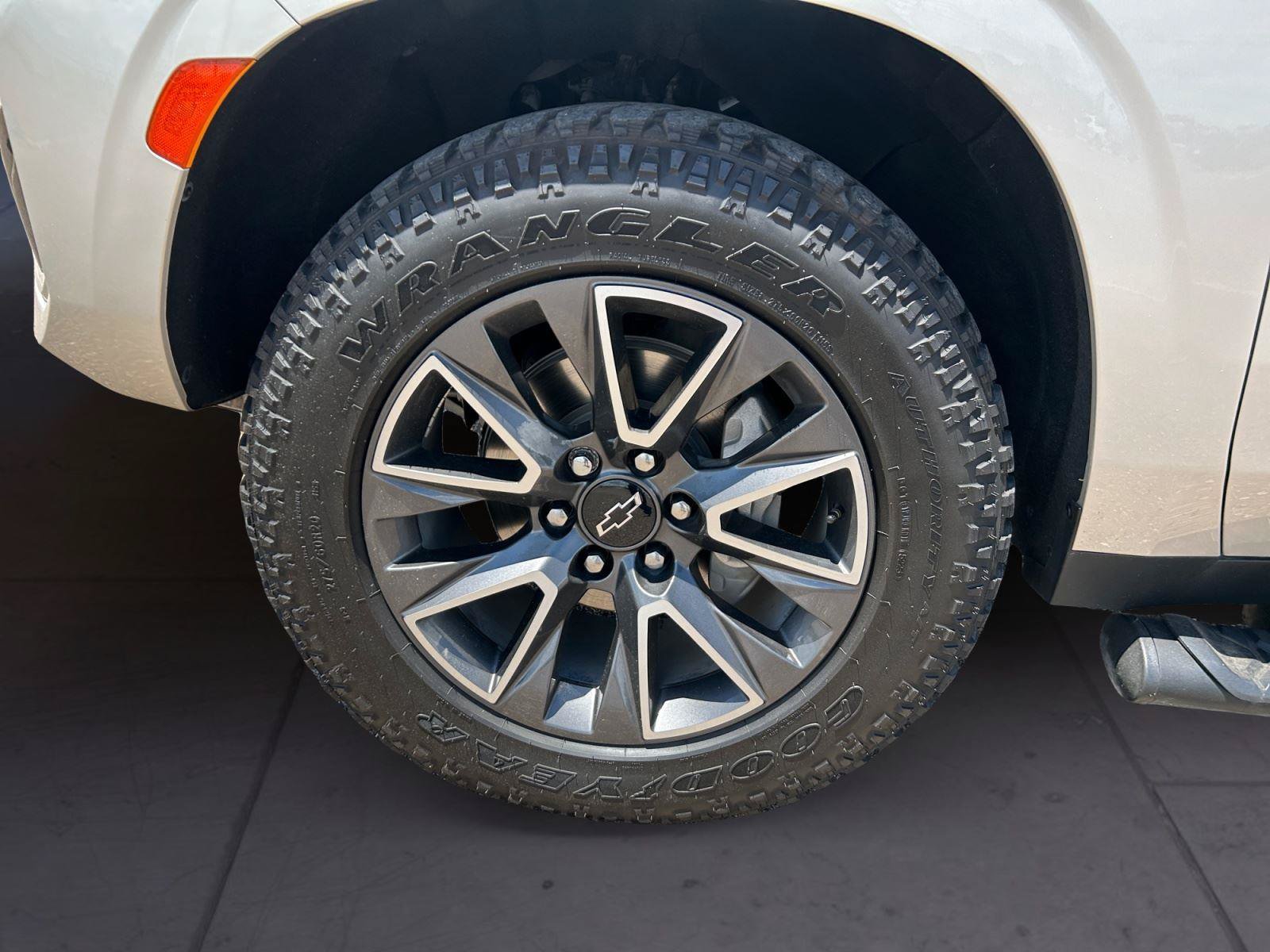 Used 2023 Chevrolet Suburban Z71 AWD/4WD image 14