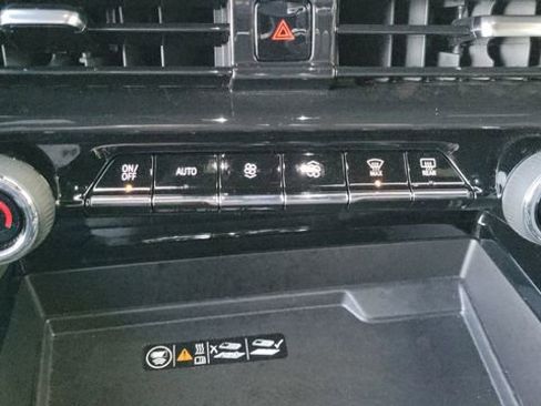 Used 2025 Chevrolet Suburban Premier image 18