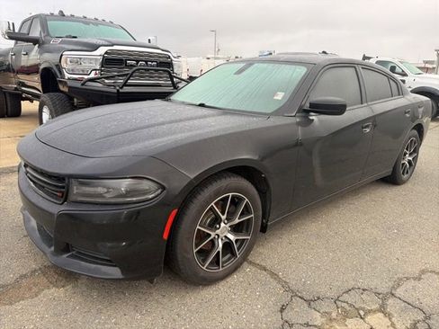 Used 2019 Dodge Charger SXT image 2