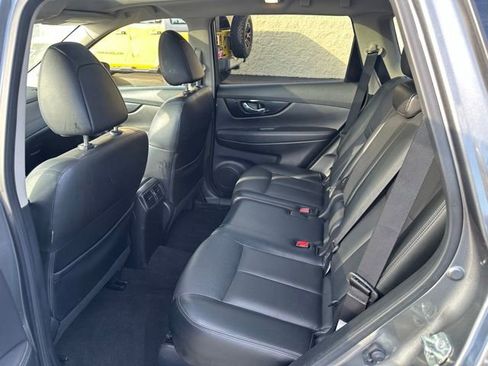 Used 2018 Nissan Rogue SL w/ Premium Package image 19