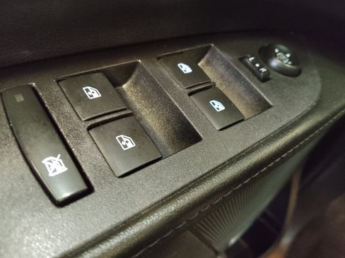 Used 2016 Chevrolet Equinox LTZ w/ Enhanced Convenience Package image 27